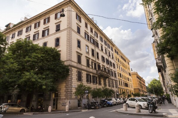 Unclassified image, 1 of 36, button