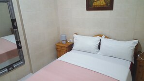 3 bedrooms, iron/ironing board, internet, bed sheets