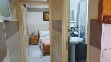 2 bedrooms, iron/ironing board, internet, bed sheets