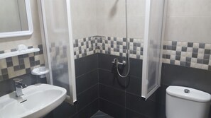Combined shower/bathtub, towels