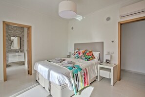 2 slaapkamers, een kluis op de kamer, een strijkplank/strijkijzer, wifi