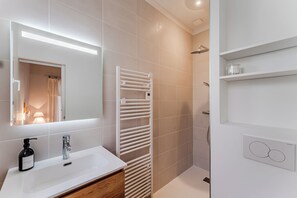 Badewanne, Haartrockner, Seife, Toilettenpapier