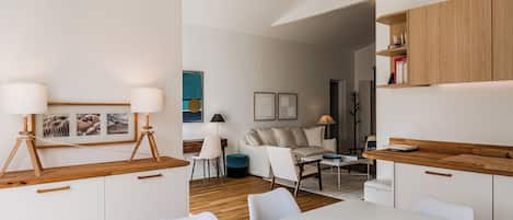 Televisión, chimenea, reproductor de DVD y tenis de mesa