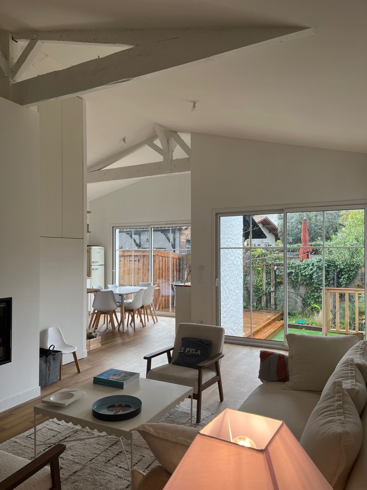 Télévision, cheminée, lecteur de DVD, table de tennis de table