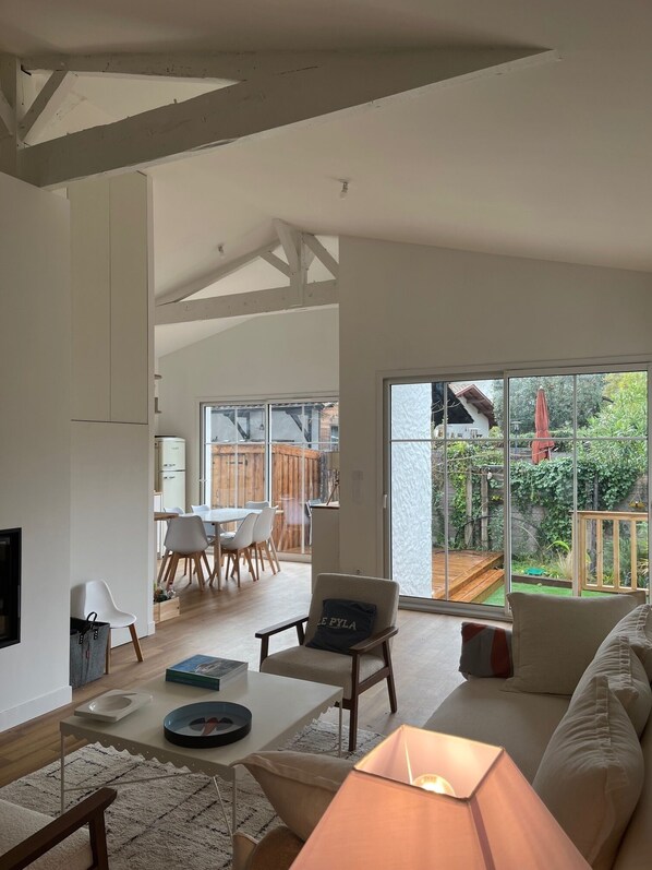 Fernseher, Kamin, DVD-Player, Tischtennisplatte