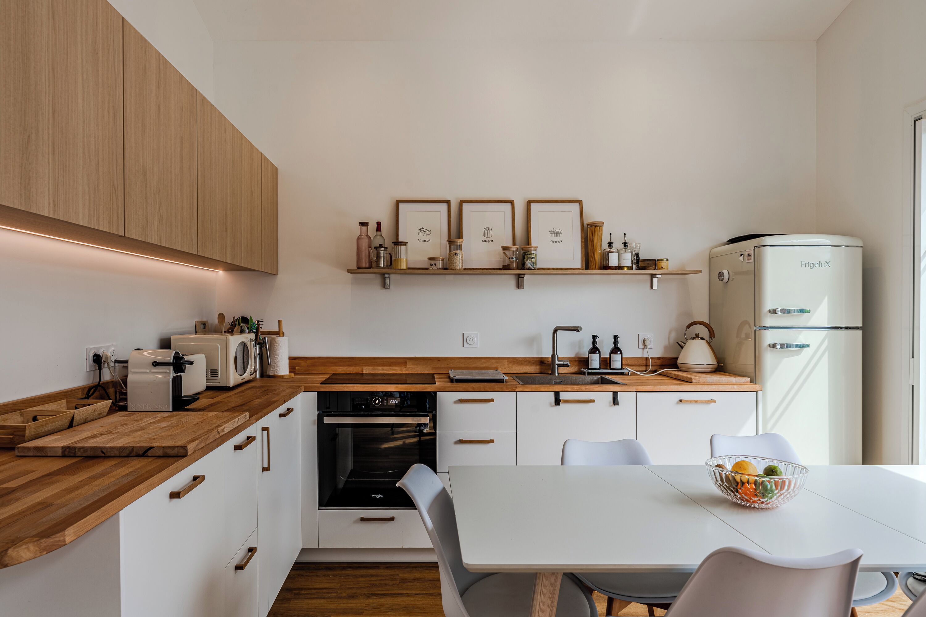 Kühlschrank, Mikrowelle, Ofen, Herdplatte