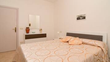 4 bedrooms, iron/ironing board, travel crib, free WiFi