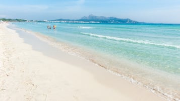 Vlak bij het strand, ligstoelen