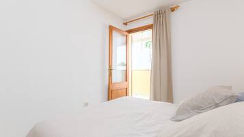 1 slaapkamer, een strijkplank/strijkijzer, gratis wifi, beddengoed