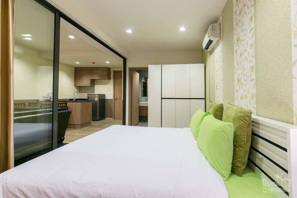 1 Bedroom Condo with Garden View | โต๊ะทำงาน, ผ้าม่านกันแสง, Wi-Fi ฟรี, ผ้าปูที่นอน