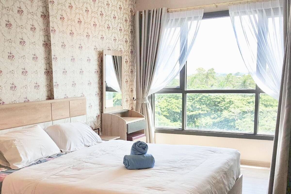 1 Bedroom Condo with Pool View | โต๊ะทำงาน, ผ้าม่านกันแสง, Wi-Fi ฟรี, ผ้าปูที่นอน