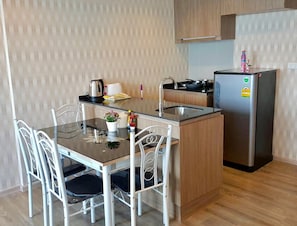 1 Bedroom Condo with Pool View | Cozinha privada | Geladeira, micro-ondas, cooktop, chaleira elétrica