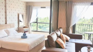 1 Bedroom Condo with Pool View | Desk, blackout curtains, free WiFi, bed sheets