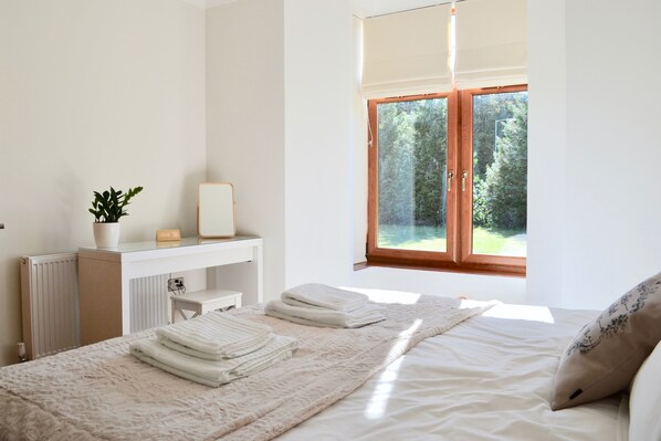 1 bedroom, iron/ironing board, free WiFi, bed sheets - Millbank Cottage - a lovely holiday home with a large garden (Blairgowrie)