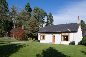 Exterior - Millbank Cottage - a lovely holiday home with a large garden (Blairgowrie)