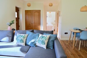 TV, DVD player, books, video library - Millbank Cottage - a lovely holiday home with a large garden (Blairgowrie)