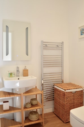 Combined shower/bathtub, hair dryer, towels - Millbank Cottage - a lovely holiday home with a large garden (Blairgowrie)