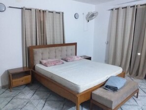 5 habitaciones, tabla de planchar con plancha, wifi y ropa de cama