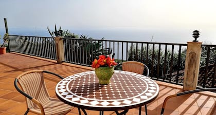 Neolida Rural Cottage avec une vue imprenable sur la mer