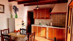 Réfrigérateur, micro-ondes, plaque de cuisson, cafetiÚre/bouilloire