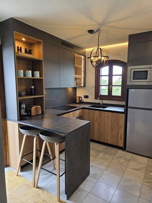 Een koelkast, een magnetron, een oven, een kookplaat