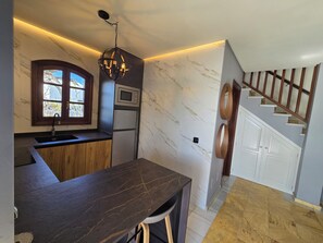 Frigorífico, microondas, horno y placa de cocina