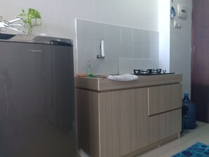 Shared kitchen - AGV Apartment Yogyakarta (Depok)