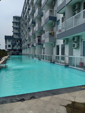 Outdoor pool, pool umbrellas, pool loungers - AGV Apartment Yogyakarta (Depok)