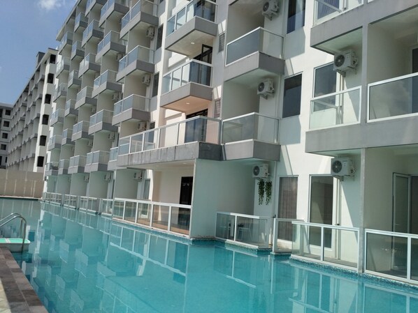 Outdoor pool, pool umbrellas, pool loungers - AGV Apartment Yogyakarta (Depok)