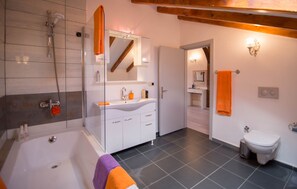 Duschwanne, Haartrockner, Handtücher, Toilettenpapier