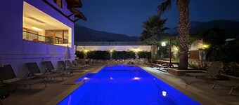 5 soverom, oppvarmet basseng, biljardbord, bordtennis, bbq og wifi.