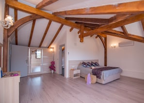 5 soverom, strykejern/-brett, wi-fi (inkludert) og sengetøy