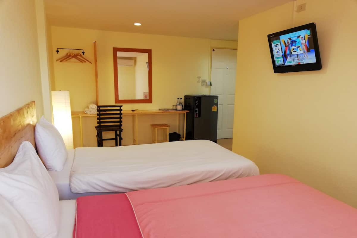 Triple Room | Desk, rollaway beds, free WiFi, bed sheets