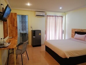 Desk, rollaway beds, free WiFi, bed sheets - R2 Zleeping Boutique Hotel (Buriram)