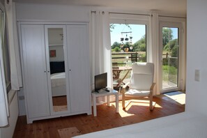 1 bedroom, bed sheets - Idyllic "witches house" directly on the lake with private jetty (Hohenferchesar)