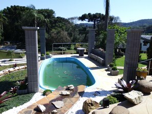 Una piscina al aire libre