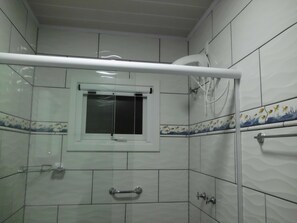 Shower, hair dryer, towels, soap - Apartamento na Serra 2; Pousada Grandma Helga (Nova Petrópolis)