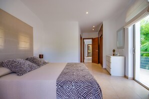 4 bedrooms, in-room safe, iron/ironing board, free WiFi