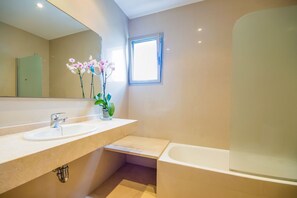 Bathtub, hair dryer, towels