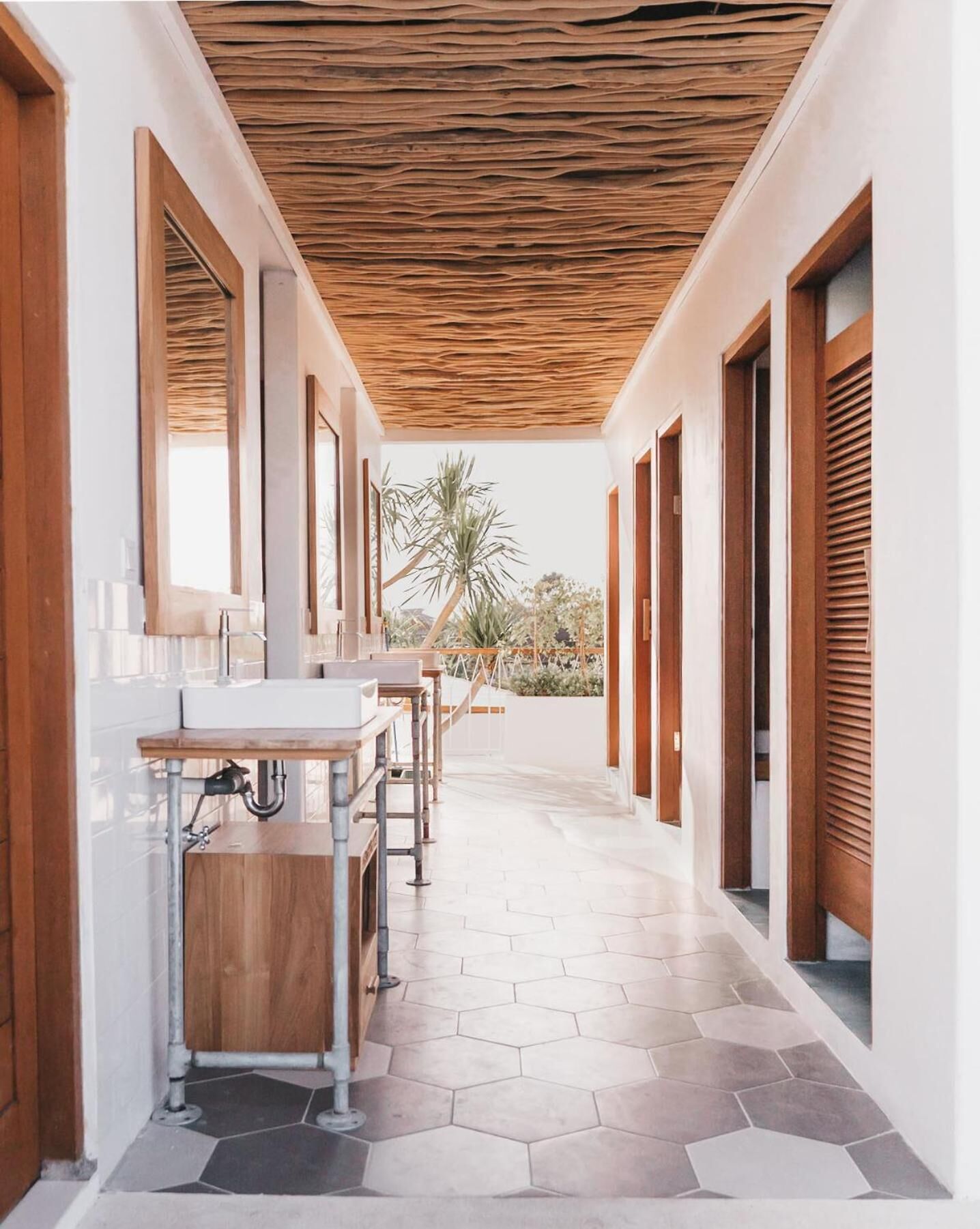 Shower, sabun, sampo, dan tisu toilet