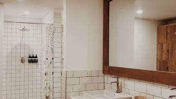 Regadera, jabón, shampoo, papel de baño