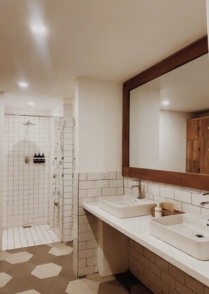 Shower, soap, shampoo, toilet paper - Kos One Hostel (Canggu)
