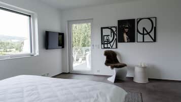 2 bedrooms, in-room safe, desk, iron/ironing board