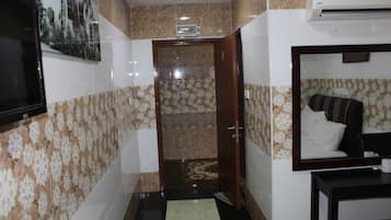 Double Room | Ruang tamu | TV