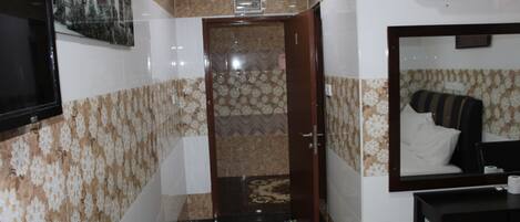 Double Room | Ruang tamu | TV