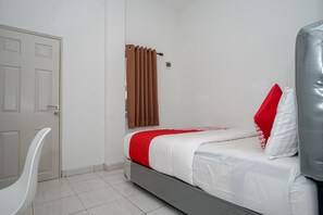 Free WiFi, bed sheets - OYO 183 The Pipe House (Palembang)