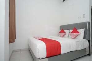 Standard Double Room | Free WiFi, bed sheets - OYO 183 The Pipe House (Palembang)