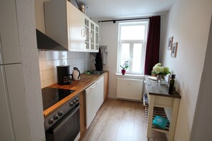 Kühlschrank, Mikrowelle, Herdplatte, Geschirrspüler