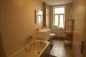 Combined shower/bathtub, hair dryer, towels, soap - lovingly furnished apartment for two (WE)