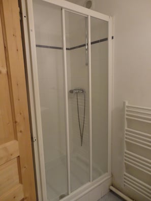 Bathtub, towels, toilet paper - Apartment 50 M2 Saint Jean d'Arves at the foot of the slopes (310 kms) + Pool (Saint Jean d'Arves)
